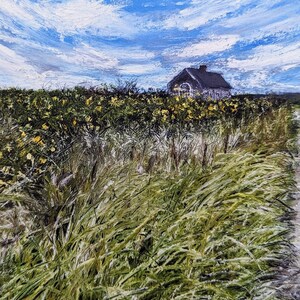 Puede incluir: Pintura impresionista de un paisaje rural. Una pequeña casa con techo oscuro se asienta sobre un campo de flores amarillas y hierba alta y verde. El cielo es azul brillante con nubes blancas texturizadas.