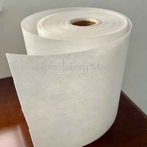 Puede incluir: Un rollo de guata de tapicer&iacute;a blanca, un material suave y esponjoso que se utiliza para acolchar y amortiguar muebles y otros proyectos de tapicer&iacute;a.