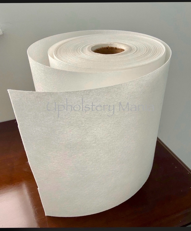 Puede incluir: Un rollo de guata de tapicer&iacute;a blanca, un material suave y esponjoso que se utiliza para acolchar y amortiguar muebles y otros proyectos de tapicer&iacute;a.