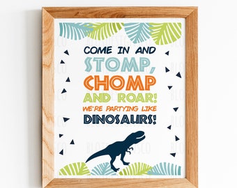 Pode incluir: Um sinal imprimível com a silhueta de um dinossauro e o texto "Come in and stomp, chomp and roar! We're partying like dinosaurs!"