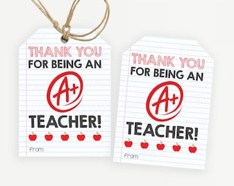 Puede incluir: Dos etiquetas de regalo blancas con texto rojo y negro que dice "Gracias por ser un profesor A+!" con un círculo rojo alrededor del A+ y cinco manzanas rojas. El texto "de:" está en la parte inferior de cada etiqueta.