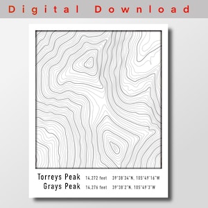 Puede incluir: Impresión topográfica en blanco y negro de Torreys Peak y Grays Peak en Colorado. El mapa muestra las curvas de nivel de las montañas. El texto debajo del mapa incluye los nombres de los picos, sus elevaciones en pies y sus coordenadas.