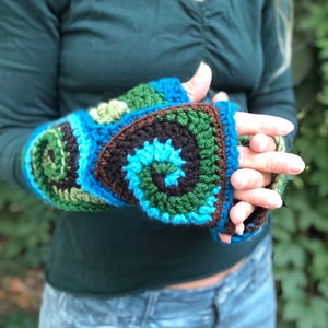 Gehaakte vingerloze wanten, freeform-sms-handschoenen, boho-armwarmers, kleurrijke wervelwanten, handschoenen met aardse vormen, warme wollen moffen