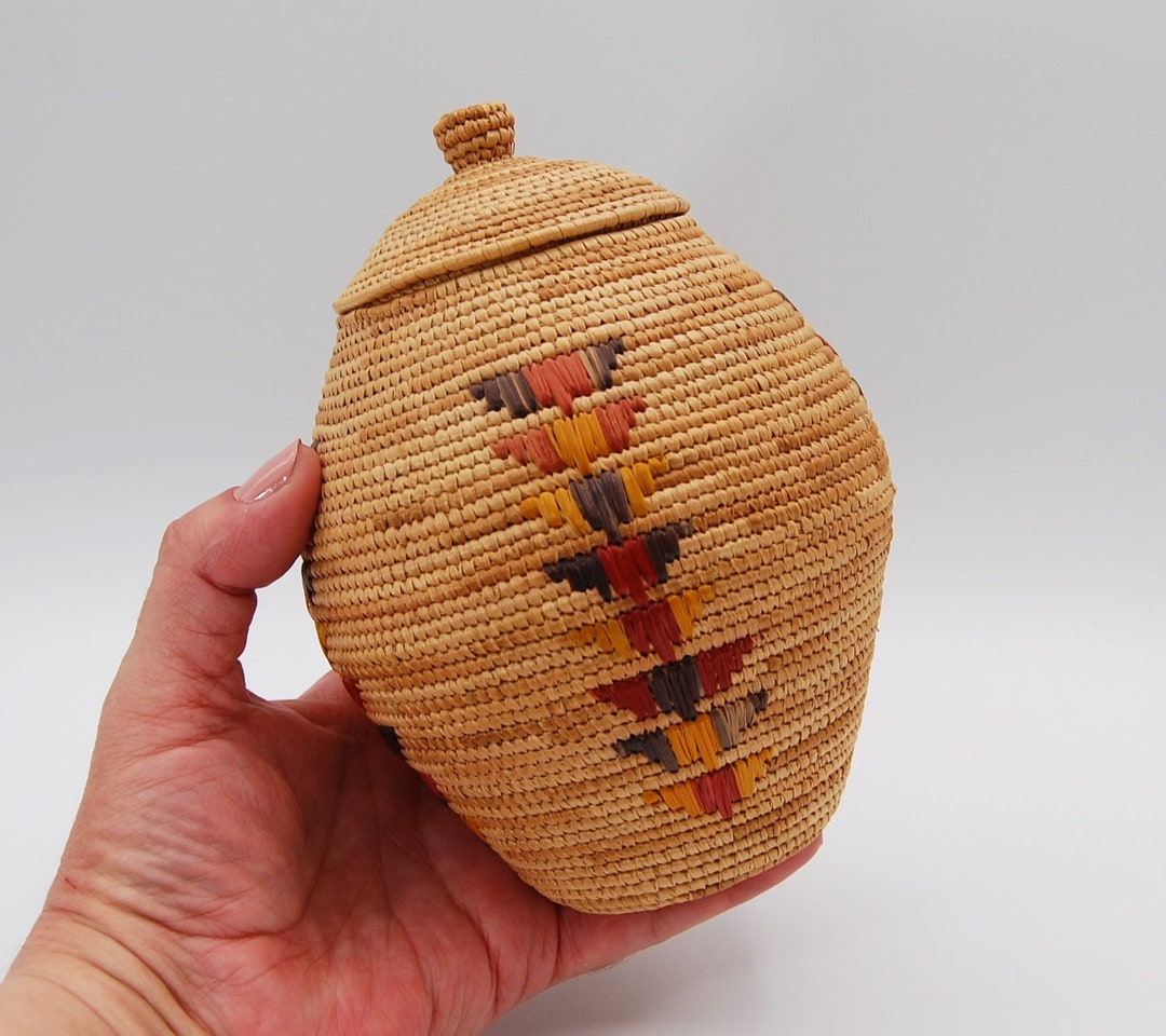 Yupik Basket Inuit Alaska Finely Woven Dyed Seagrass 5 Color Design 7 H