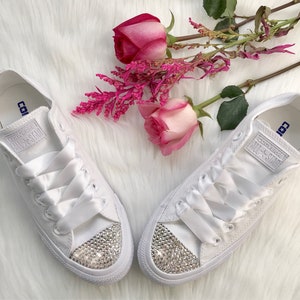 Zapatos Converse para mujer con cristales Swarovski y cordones de cinta de satén blanca.