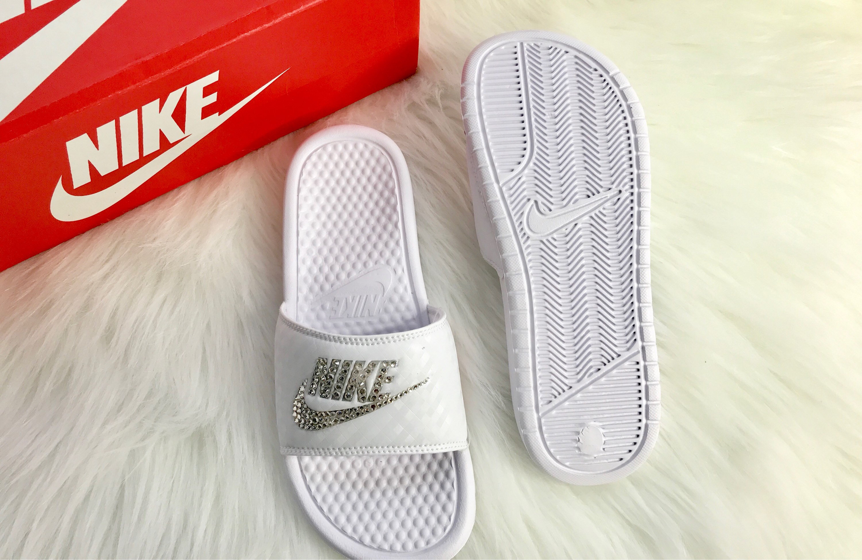 nike benassi all white
