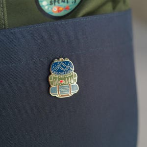 Esci, la natura guarisce / Spilla smaltata / Ispirazionale / Avventura / Montagne / Escursionismo / Zaino / La natura guarisce