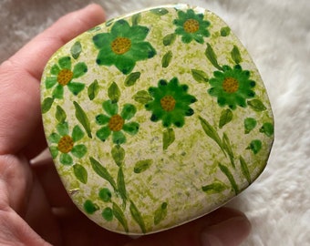 Handpainted Vintage Kashmir Lacquered Paper Mache Floral Stash Box with Lid • Indian Folk Art • Boho Decor • Eclectic Home ~ Papier-mâché