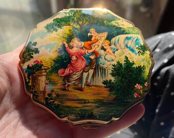 Vintage 50s Courting Couple Compact with Raised Floral Edges Unsigned Compact Mid Century Gold Tone Powder Compact with Mirror