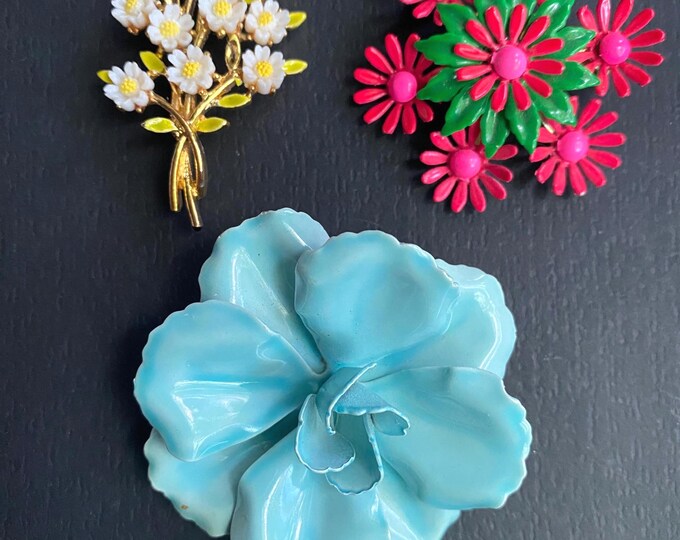 Vintage 1960s Orange & Cream Enamel Flower Brooch – Bold Mod Pin main image 0