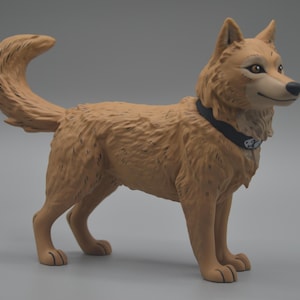 Pode incluir: Estatueta de cão castanho com coleira preta e emblema branco. O cão tem pelo detalhado e cauda fofa. A estatueta está em pose sobre as quatro patas. As feições faciais do cão são bem definidas.