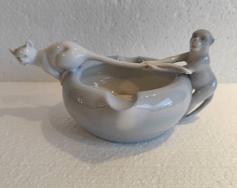 Monkey with cat figure porcelain figure Pfeffer Gotha ashtray