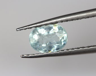 Envoûtante tourmaline bleue PARAIBA de 0,64 carat. Ovale 6,1 x 4,6 mm. Éclat intense.