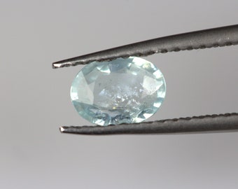 Envoûtante tourmaline bleue PARAIBA de 0,44 carat. Ovale 6,3 x 4,6 mm. Éclat intense.