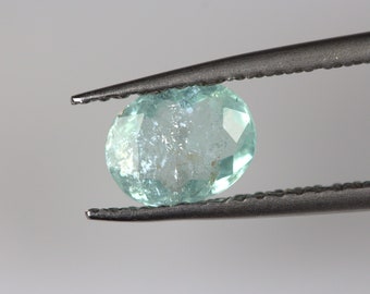 Envoûtante tourmaline bleue PARAIBA de 0,65 carat. Ovale 6,6 x 5,3 mm. Éclat intense.