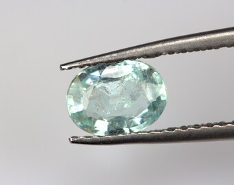 Envoûtante tourmaline bleue PARAIBA de 0,67 carat. Ovale 6,7 x 5 mm. Éclat intense.