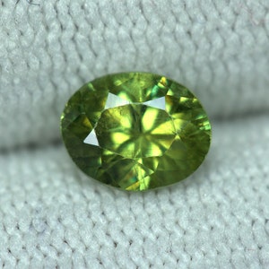 0,86 Karat Demontoid Oval 6,8 x 5,4 mm . Facettierteoval. Erstaunliches Feuer mit glühender Farbe.