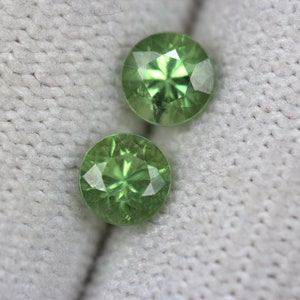 1,06 Karat Demotoid Round Passendes Paar. 4,5 MM Rund. Facettierte Ronden. Erstaunliches Feuer mit leuchtender Farbe.