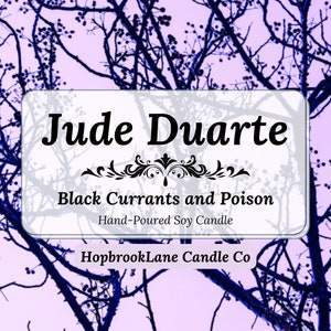 Può includere: Un'etichetta bianca con testo nero recita "Jude Duarte" sopra un fiocco decorativo. Sotto il fiocco, il testo recita "Black Currants and Poison" e "Hand-Poured Soy Candle". Sotto la descrizione della candela, il testo recita "HopbrookLane Candle Co.". L'etichetta è impostata su uno sfondo di una silhouette di rami spogli contro un cielo viola.
