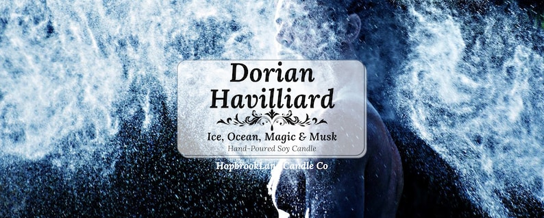 Pu&ograve; includere: Un'etichetta bianca con testo nero che recita "Dorian Havilliard Ice, Ocean, Magic & Musk Hand-Poured Soy Candle HapbrookLund Candle Co" su uno sfondo blu con la sagoma di una persona sullo sfondo.