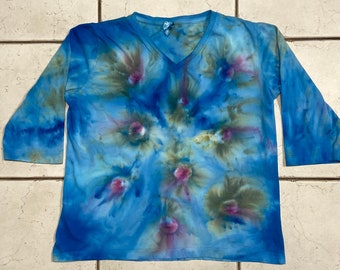 Ladies L LARGE==>but runs a little small<==3/4 sleeve V-neck tie dye/ice dye t-shirt--"floral"--blue/pink/sage...#C13