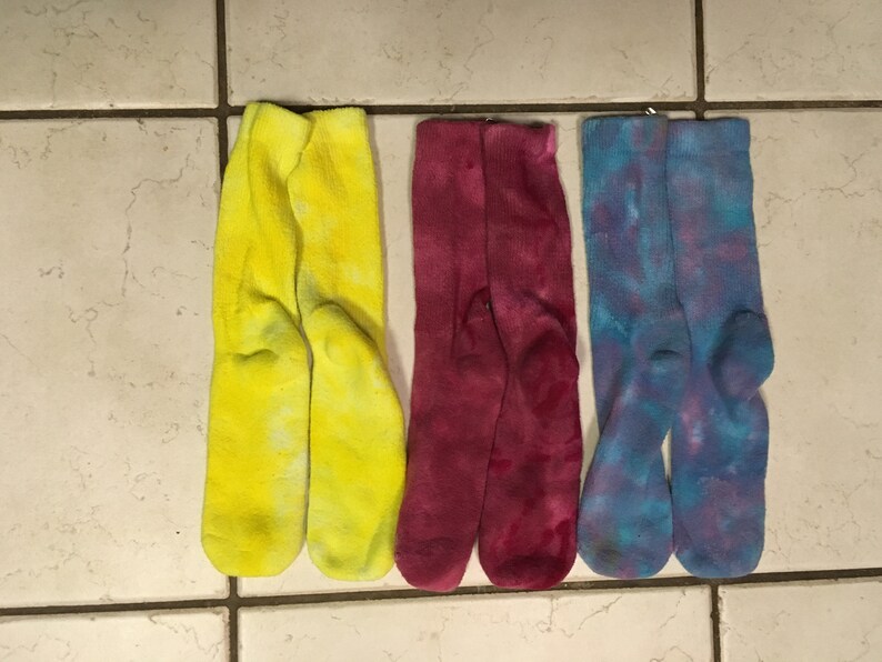 bluelavender #S10 SALE Tie dye crew socks yellow 3 pairs men/'s 4 12-8 12 women/'s size 6-10 maroon