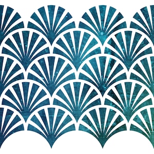 Può includere: Motivo astratto a forma di ventaglio nei toni del verde acqua e del bianco. Il design presenta un motivo ripetuto di forme di ventaglio stilizzate, creando un effetto strutturato, simile all'acquerello. Il motivo è su sfondo bianco.