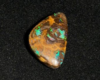 Einzigartiger australischer Matrix Boulder Opal Cabochon