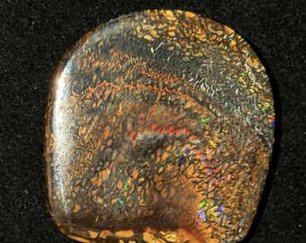 Einzigartiger australischer Matrix Boulder Opal Cabochon