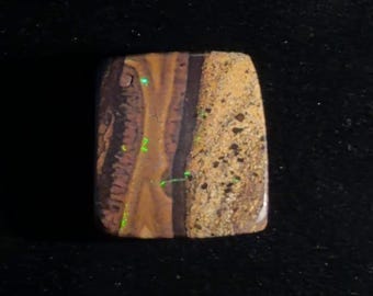 Einzigartiger australischer Matrix Boulder Opal Cabochon