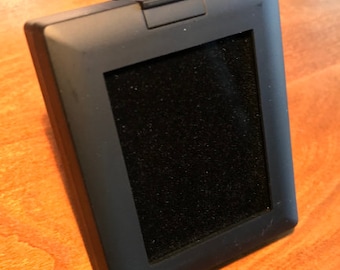 Matt-schwarzer Aufsteller mit Glasfront für Cabochon