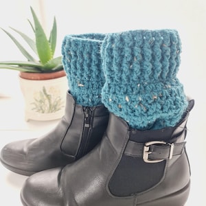 Puños para botas azul océano, calentadores de tobillo de ganchillo Aran, accesorios de invierno hechos a mano