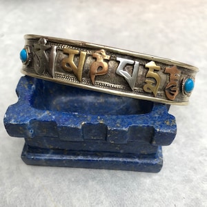 チベット仏教のマントラ カフ ブレスレット、真鍮銅、ターコイズ ストーン、慈悲のマントラ、オム マニ ペードメ フム。