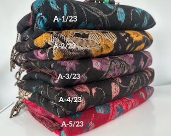 Peut inclure: Une pile de cinq écharpes avec différents motifs floraux. Les écharpes sont en noir, rouge, jaune, rose et bleu. Les écharpes sont étiquetées avec le texte "A-1/23", "A-2/23", "A-3/23", "A-4/23" et "A-5/23".