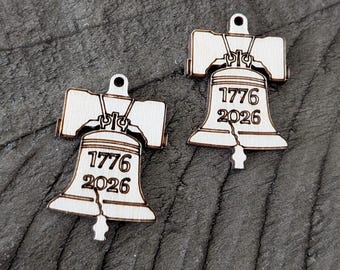 Pendientes de madera en blanco con la Campana de la Libertad / Día festivo patriótico estadounidense 250 / Cumpleaños de EE. UU. / 4 de julio