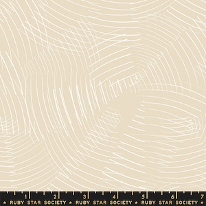 Puede incluir: Tela de color crema con un diseño garabateado blanco. El patrón presenta líneas curvas e intersecantes, creando un efecto texturizado. En la parte inferior de la tela hay una regla negra con el texto "RUBY STAR SOCIETY".