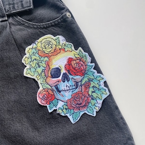 Écusson brodé tête de mort : appliques thermocollantes roses et arcs-en-ciel