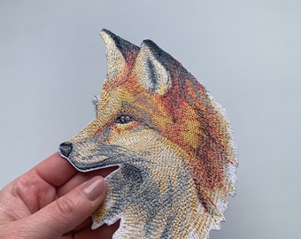 Embroidered fox iron on patch. Embroidered sew on patch. Wild fox badge