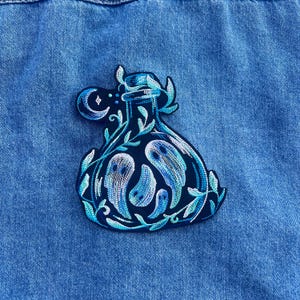 Parche termoadhesivo bordado con forma de botella fantasma iluminada por la luna