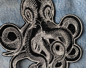 Toppa termoadesiva a forma di polpo Kraken: applicazione ricamata di una creatura marina