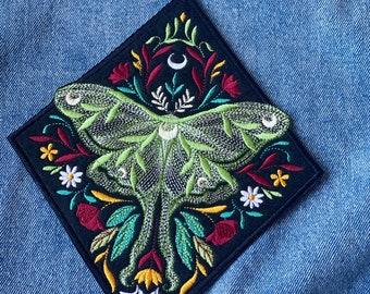 ルナモス刺繍パッチ：花の神秘的な昆虫のアップリケ