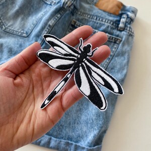 Libelle Aufbügler, Monochrome Aufnäher für Jacke, Großer Rückenaufnäher, Minimal cooler Aufnäher, schwarz und weiß Applikation