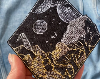 Broderad stryklapp med stjärnklar natt: Geometrisk rymdmärke