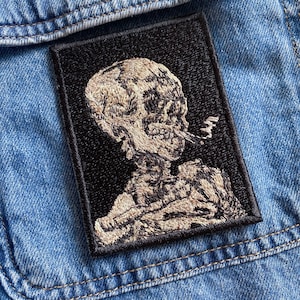 Calavera Van Gogh hierro en parche, aplique de Halloween, suministros de costura, insignia de calavera de motorista gótica, esqueleto bordado con cigarro