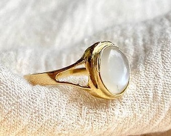 Vintage 18K Yellow Gold Moonstone Ring oval cabochon set