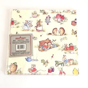 May include: Gift wrap featuring a charming woodland design with illustrated animals. The background is a light yellow with a repeating pattern of trees, flowers, and mushrooms. The package includes the text "IMAGE CRAFT". The sheets measure 50 x 69 cm.