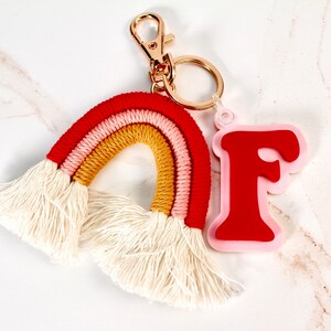 Etiqueta para mochila con dije de nombre inicial de acrílico, etiqueta para mochila personalizada en rosa y rojo, útiles escolares, etiqueta con letras para bolsa de pañales, etiqueta para equipaje