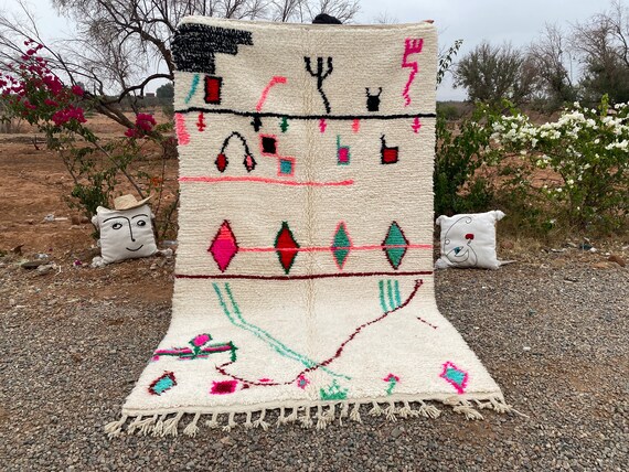 MINIMALIST MOROCCAN RUG : White to Red Skyline Design Gradient Carpet, custom Beni Mrirt Rug