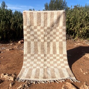 Handgefertigter marokkanischer karierter Teppich - Brauner und cremefarbener Berber Schachbrett Teppich-Vintage Marokkanischer Teppich