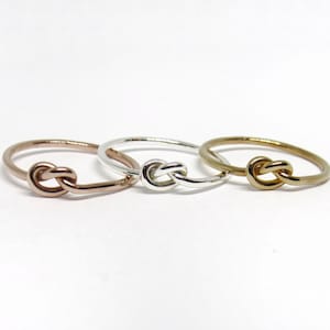 Knotenring • 14k Gold Fill oder Silber • Brautjungfer Geschenk • Stapelring • Liebesknoten • Zierlicher Schmuck - Brautschmuck Weihnachtsgeschenk